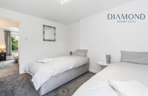 Dunfermline Apartment | FOUNDRY - 2 Bedrooms, Fully Equipped, Free Parking, WiFi, FAVOURITE for Contractors, Long Stays Welcome, Food, Bars, Shops by Diamond Short Lets