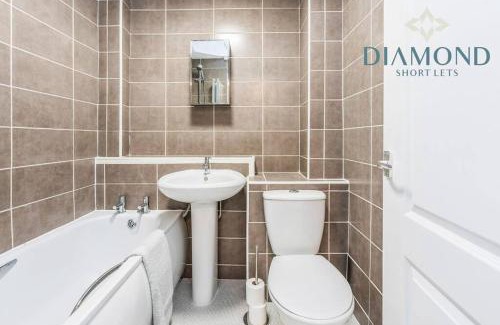 Dunfermline Apartment | FOUNDRY - 2 Bedrooms, Fully Equipped, Free Parking, WiFi, FAVOURITE for Contractors, Long Stays Welcome, Food, Bars, Shops by Diamond Short Lets