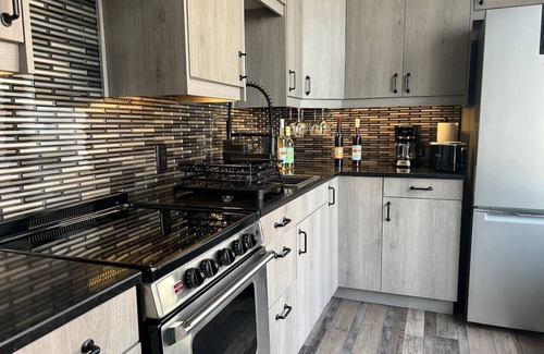 Fountain City House | Fountain City Loft, hot tub, river views