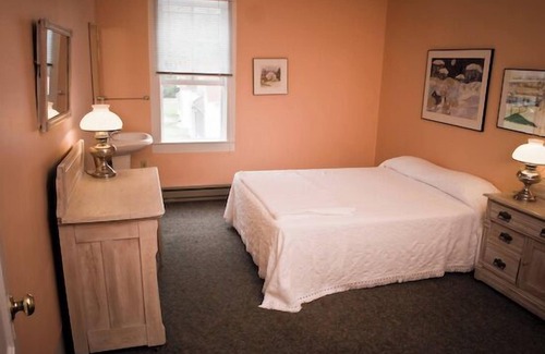 Lake Leelanau Resort | Fountain Point - Hotel Room 5