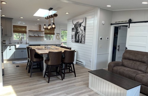 Oneonta House | Fountain View - 2 ponds, recent reno, Farmhouse Chic!