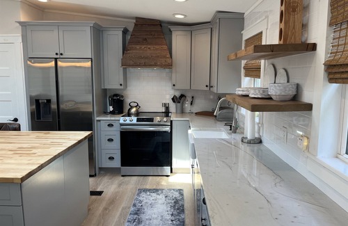 Oneonta House | Fountain View - 2 ponds, recent reno, Farmhouse Chic!