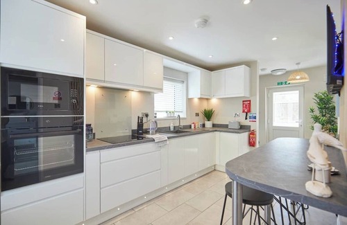 Norwich House | "Fountains Rest" – Spacious 4-Bedroom Home with Free WiFi, Ideal for Work Stays