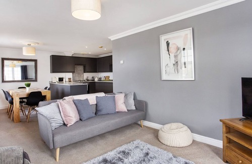York Apartment | Fountains View 2 bedroom Apartment