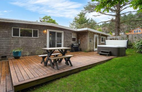 Arch Cape House | Four Bears by AvantStay Walk to Beach Hot Tub Ocean View