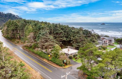 Arch Cape House | Four Bears by AvantStay Walk to Beach Hot Tub Ocean View