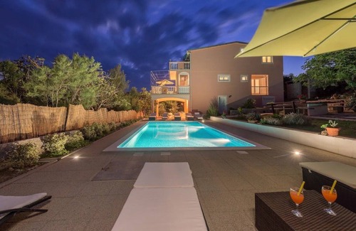 Pag Apartment | Four-bedroom apartment with terrace Stara Vas, Pag (A-21031-a)