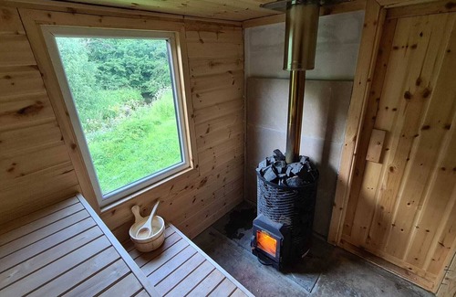 Dalqueich Cottage | Four bedroom cottage near Loch Leven with hot tub