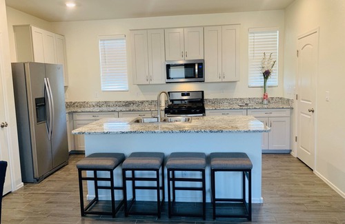 Goodyear House | Four Bedroom Desert Retreat - perfect for long stays!