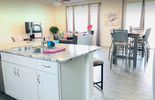 Goodyear House | Four Bedroom Desert Retreat - perfect for long stays!