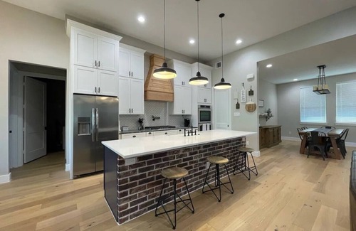 Tomball House | Four Bedroom Downtown Tomball Cottage