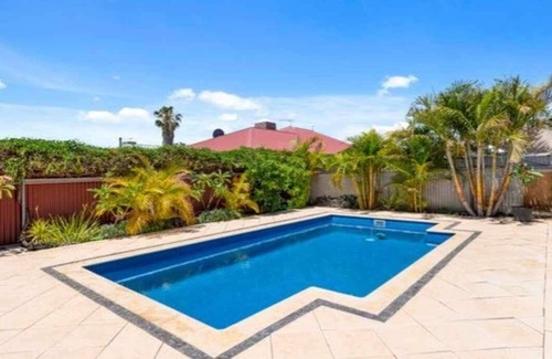 Somerville House | Four bedroom family home with pool