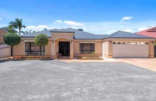 Somerville House | Four bedroom family home with pool