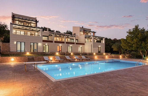 Kontos House | Four Bedroom, Five Bathrooms with Communal Pool