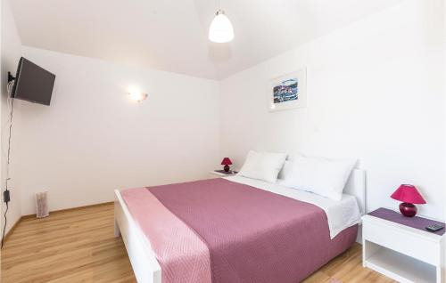 Central Dalmatia House | Four-Bedroom Holiday Home In Blato Na Cetini
