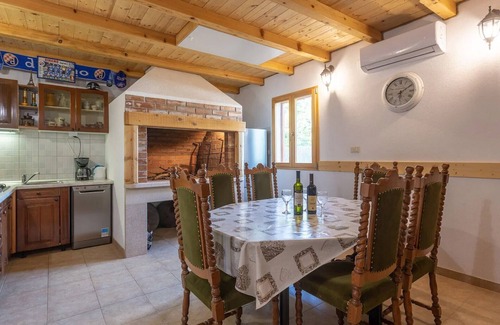 Dicmo House | Four Bedroom Holiday Home with Pool and Gym