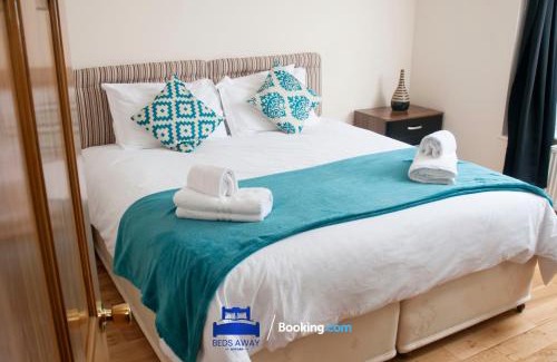 Littlemore House | Four Bedroom House By Beds Away Short Lets & Serviced Accommodation Oxford With Free Parking & Garden Access