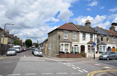 Waltham Forest House | Four Bedroom House Chandos Road