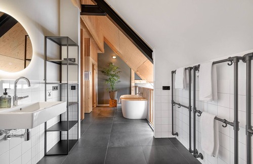 Veessen House | Four-bedroom lodge in a natural and rural style with sweeping views