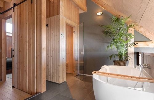 Veessen House | Four-bedroom lodge in a natural and rural style with sweeping views