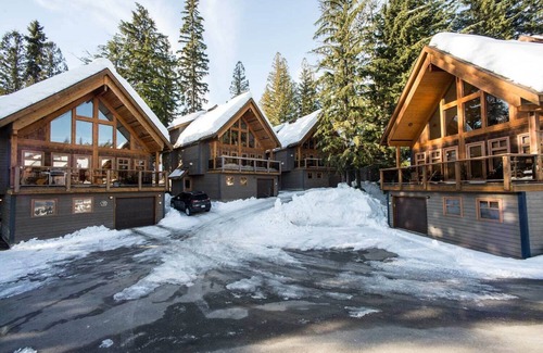 Rossland Cabin | Four Bedroom | Sleeps 7-9 | White Wolf Cabins