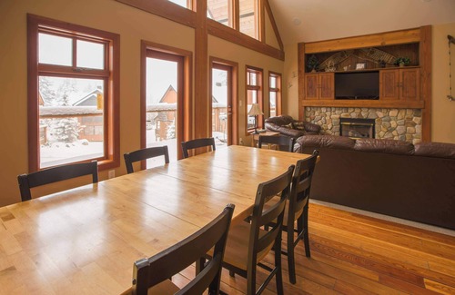 Rossland Cabin | Four Bedroom | Sleeps 7-9 | White Wolf Cabins