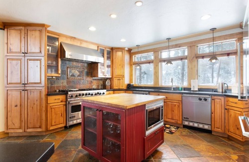 The Highlands House | Four Bedrooms/Five bathrooms! Amazing Views, Hot Tub!