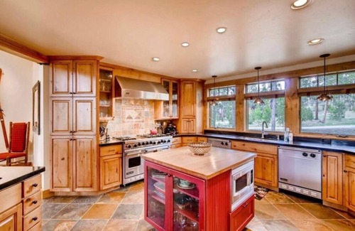 The Highlands House | Four Bedrooms/Five bathrooms! Amazing Views, Hot Tub!