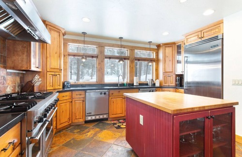 The Highlands House | Four Bedrooms/Five bathrooms! Amazing Views, Hot Tub!