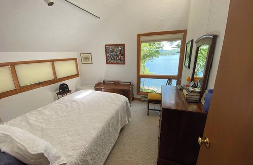 New Durham House | Four bedrooms, spacious contemporary waterfront home on Merrymeeting Lake.