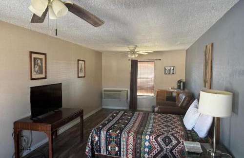 Pilot Point Hotel | Four Horsemen Motel