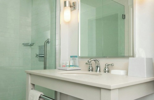 Cambridge Hotel | Four Points by Sheraton Cambridge Kitchener, Ontario