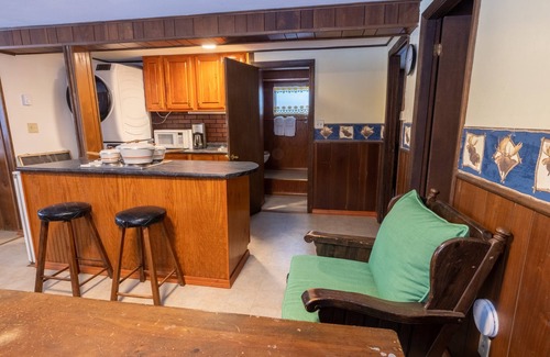 Montgomery Center Ski Chalet | Four-Season Chalet, Hiking, Skiing, 5 Minutes to Jay Peak, Vermont!