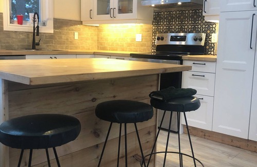 Gravenhurst Cottage | Four-season Cottage with a shared private beach in Muskoka!