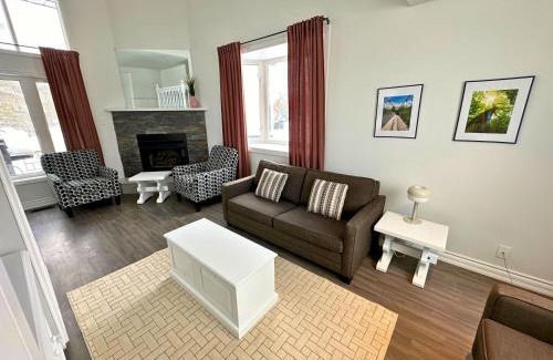 Collingwood House | Four Season Family Retreat with Pool Access