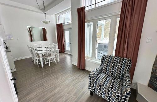 Collingwood House | Four Season Family Retreat with Pool Access
