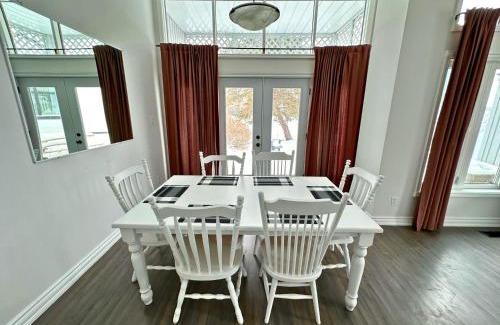 Collingwood House | Four Season Family Retreat with Pool Access