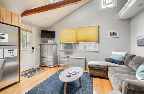 Eastham House | Four Season Modern Cape Cod Cottage (with heat)