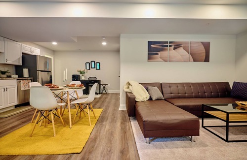 Ellicott City Apartment | Four Seasons Apartment in charming Elkridge