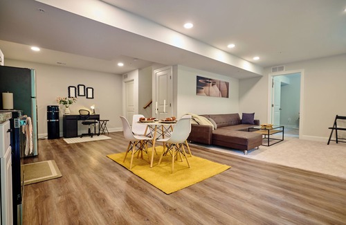 Ellicott City Apartment | Four Seasons Apartment in charming Elkridge