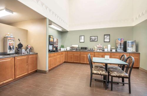 Bottineau Hotel | Four Seasons Inn