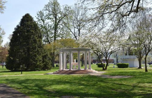 Gallipolis Ferry Hotel | Four Seasons Inn