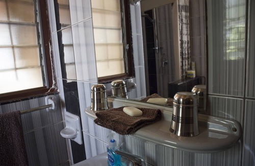 Kumasi Bed & Breakfast | Four Villages Inn