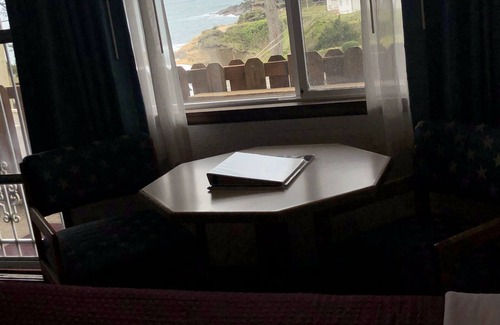 Depoe Bay Hotel | Four Winds Motel