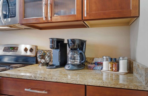 West Main Historic District Apartment | Fourth St. Suite - Garage - Kitchen
