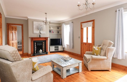 King's Lynn Cottage | FOX COTTAGE, family friendly, character holiday cottage in Roydon