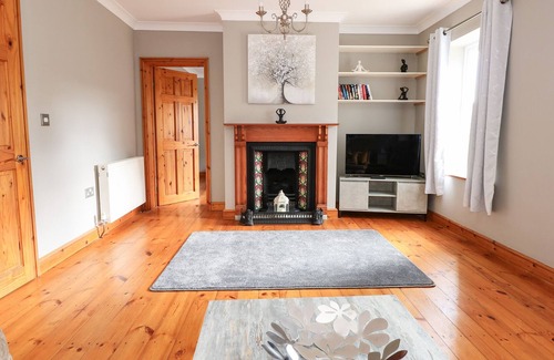 King's Lynn Cottage | FOX COTTAGE, family friendly, character holiday cottage in Roydon