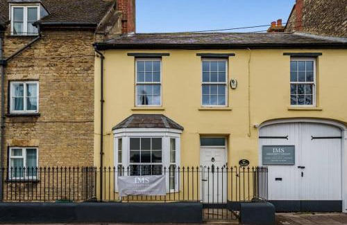 Bicester House | Fox Cottage, within 5 min walk of Bicester Village