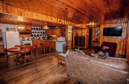 Dundas Cabin | Fox Creek Cabin, Fox Creek Cabin | Cozy & Private Luxury Retreat on 30 Acres in Olney