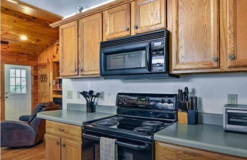Bryson City Cabin | Fox Creek Combo | Sleeps 12, Creekside, Pet friendly